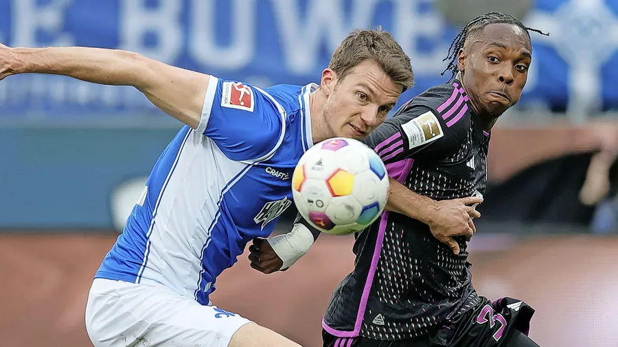 Augen auf den Ball: Christoph Zimmermann (links) im Duell mit Mathys Tel.