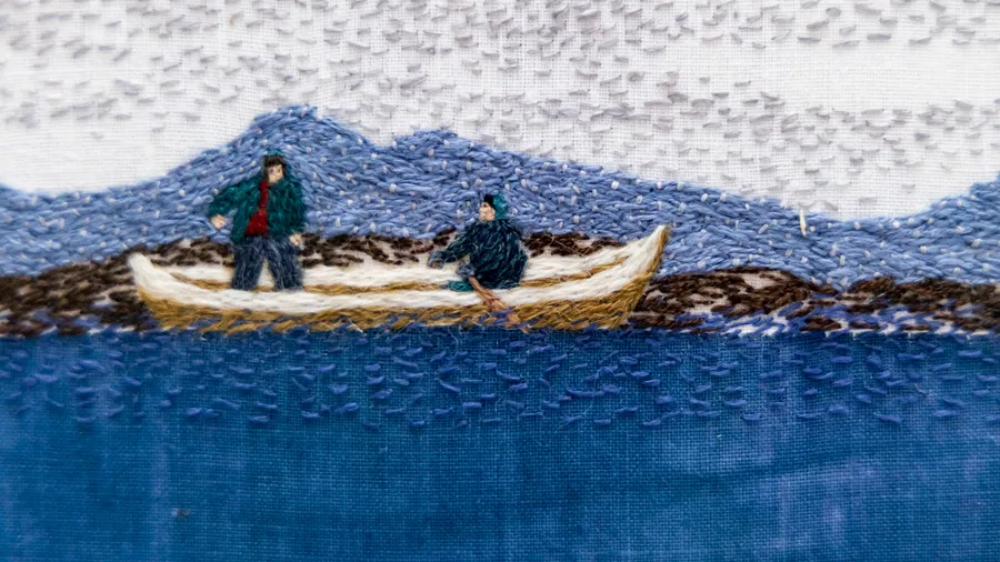 Fischer über einem tiefen Meer: Detail von „Guolásteapmi | Fishing“, 1984, Handstickerei, von Britta Marakatt-Labba