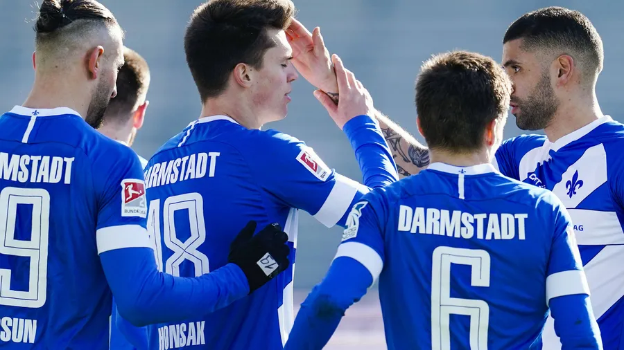 Licht und Schatten: Mathias Honsak (Nr. 18) gelingt das Tor des Tages, in einer anderen Szene aber lässt er seine „Lilien“ verzweifeln.