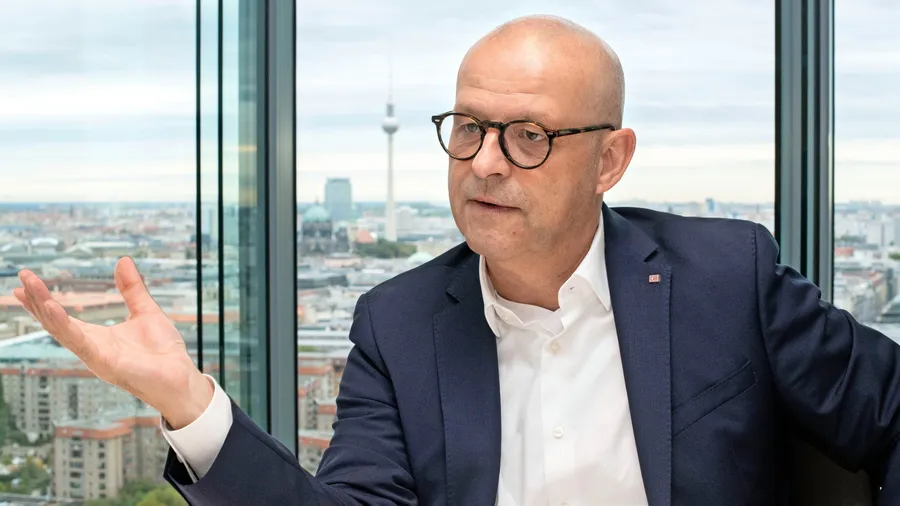 Martin Seiler, 57, ist seit 2018 Vorstand Personal und Recht der Deutschen Bahn AG.