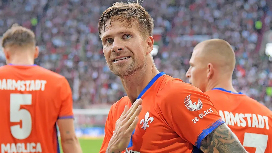 Feiertag in Augsburg: Tobias Kempe geht das 2:0 an sein „Lilien“-Herz.