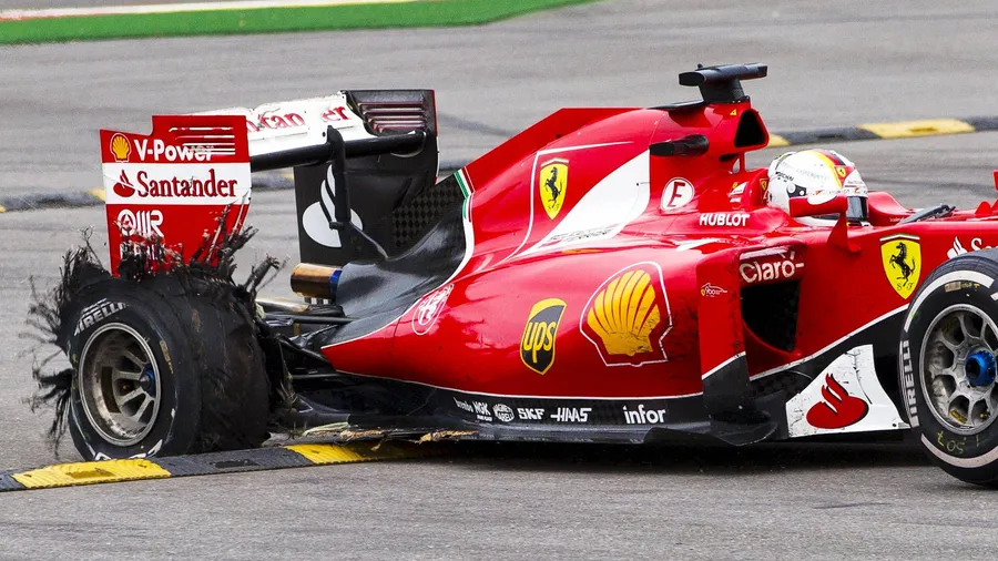 Zerstört: Von dem Reifen von Sebastian Vettel ist zum Schluss nicht mehr viel übrig