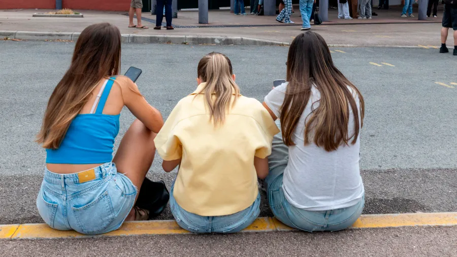 Sind sie schon fünfzehn, oder nicht? Jugendliche in Nizza widmen sich ihren Smartphones.