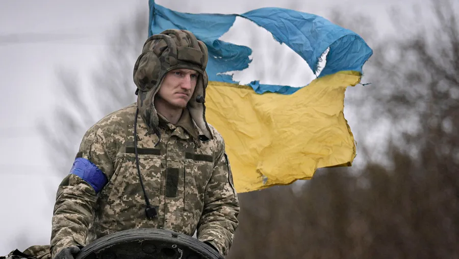 Ein ukrainischer Soldat steht auf einem Panzer und hält die Stellung.