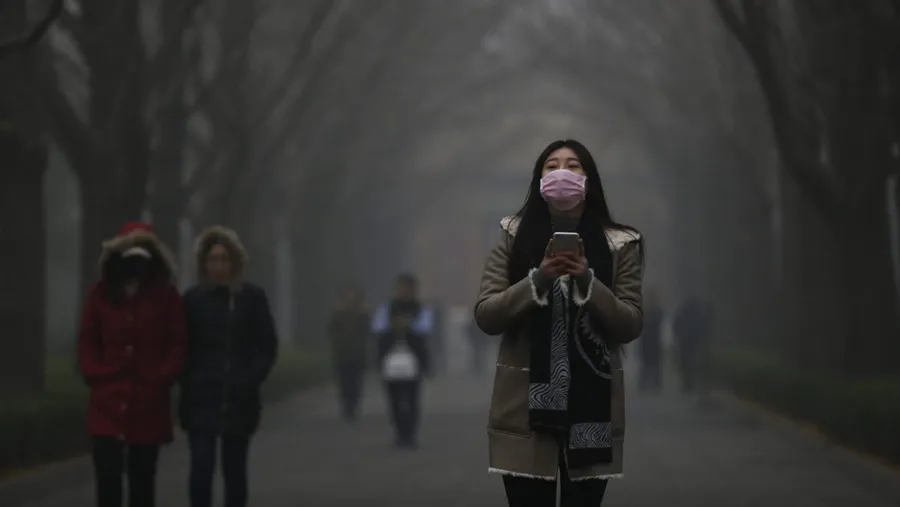 Eine Frau in Peking trägt eine Atemschutzmaske wegen des starken Smogs.