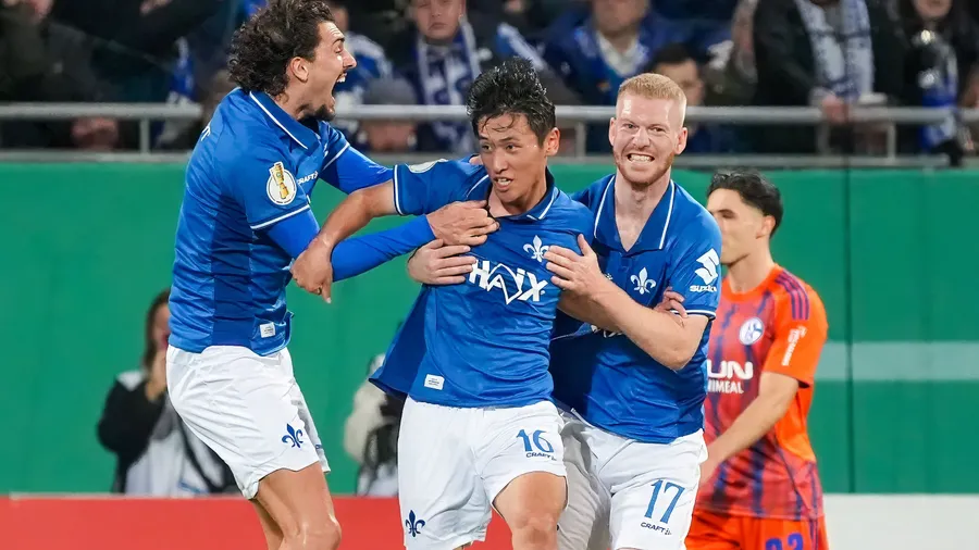 Glückliche Lilien: In der vierten Minute der Nachspielzeit erzielt Hiroki Akiyama (Mitte) den 3:2-Siegtreffer
