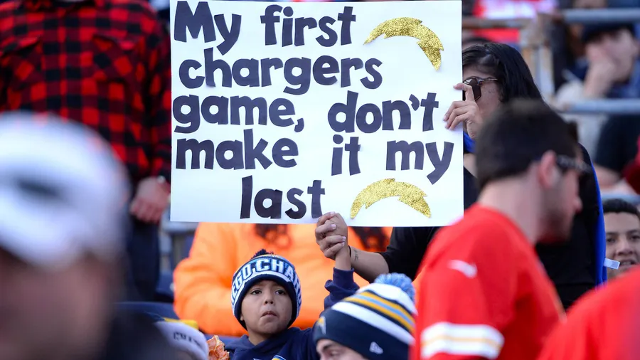 Wird das erste Football-Spiel für diesen jungen Fan der San Diego Chargers auch sein letztes sein? Das Team wird wohl nach Los Angeles umziehen.