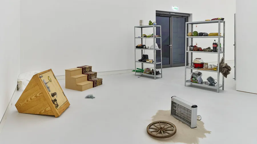 Die Geräusche des Grauens in 95 Objekten: Lawrence Abu Hamdan, Earwitness Inventory, Installation 2018-heute, zu sehen in der Kunsthalle Mainz.