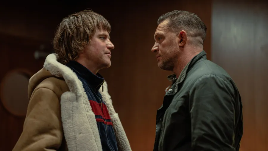 Auf Augenhöhe: Johnny Flynn (als Frankie Cooper) erweist sich als ebenbürtiger Gegenspieler von Tom Hardy, der als Harry Da Souza in „Mobland“ wieder nach dem Rechten sieht.