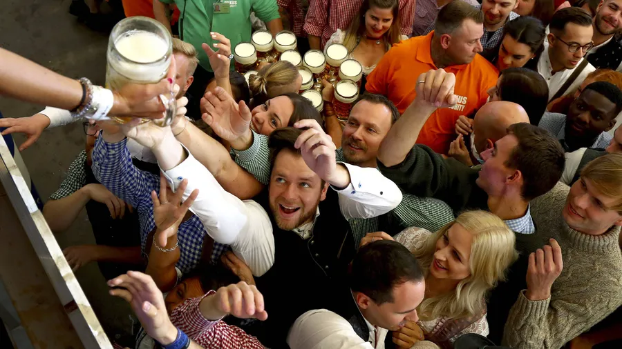Im Wettbewerb um die erste Maß: Wiesnbesucher rangeln nach der Eröffnung um die Krüge.