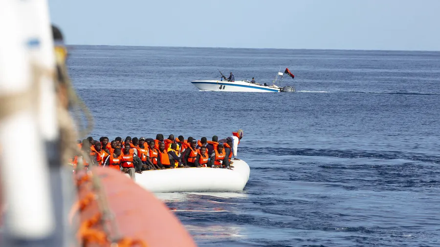 Am Samstag nähert sich ein libysches Motorboot der „Alan Kurdi“, um eine Rettungsaktion zu stören. Es fallen Schüsse.