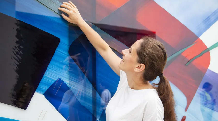„Glasmalerei lässt den Betrachter mitten im Bild stehen“: Die Street-Art-Künstlerin MadC vor ihrem Kunstwerk im Hof des Museums Ernst in Wiesbaden.