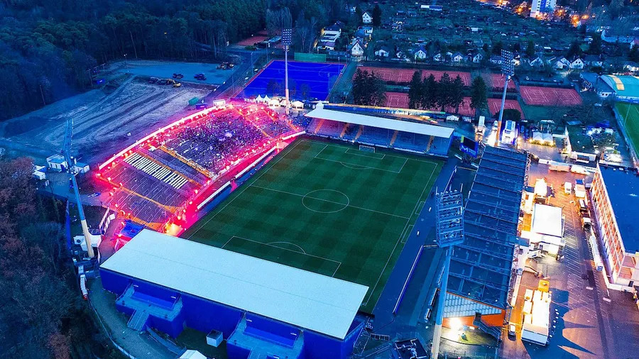 Beleuchtet: Die Fans vom SV Darmstadt 98 verabschieden die Gegengerade am Böllenfalltor mit einer Pryo-Show.