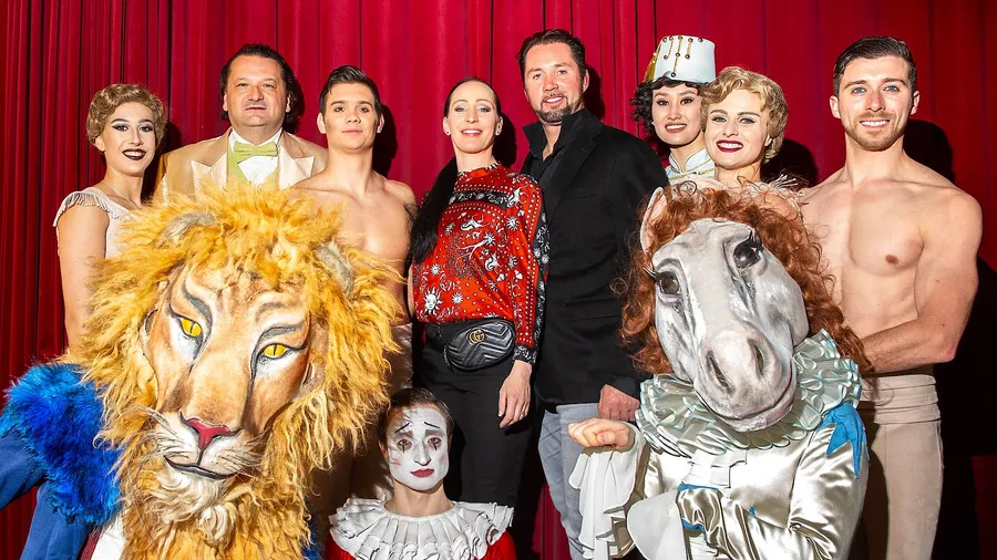 Martin Lacey und Jana Lacey-Krone umringt von Artisten des Circus Krone im Cinestar Metropolis nach einer Pressekonferenz.
