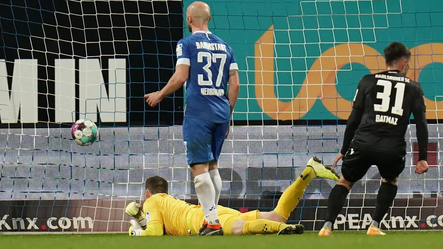 Da ist er drin: Darmstadts Torwart Marcel Schuhen (unten) und Patrick Herrmann können das 1:0 für Karlsruhe nicht verhindern.