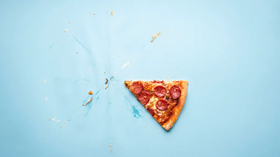 Hat hier vielleicht jemand Erbarmen? Ein Pizzastück ist übrig geblieben.