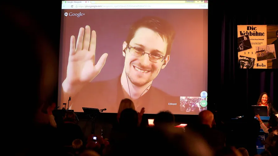 Misstrauen gegenüber Staat und Geheimdiensten:  Whistleblower Edward Snowden im Dezember 2014 in Berlin in einer Videoschaltung