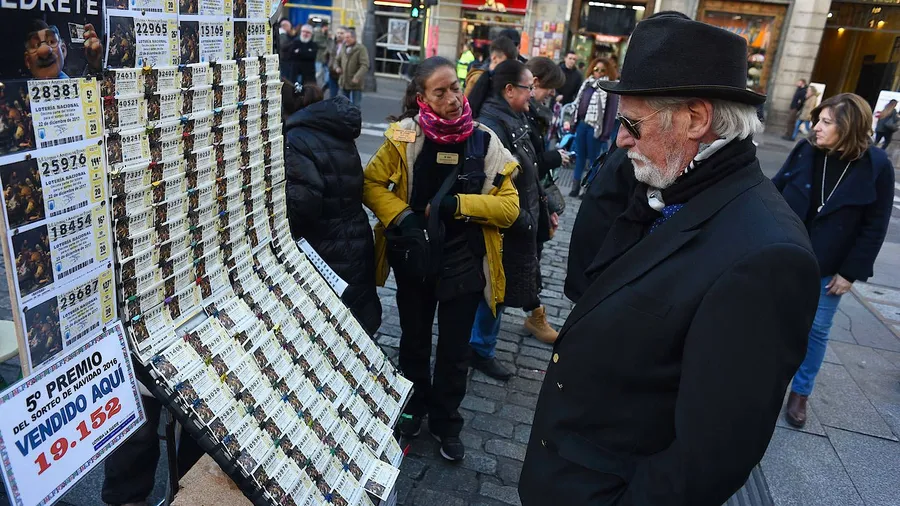 Ein Mann schaut in Madrid Lose für die traditionelle spanische Weihnachts-Lotterie an.