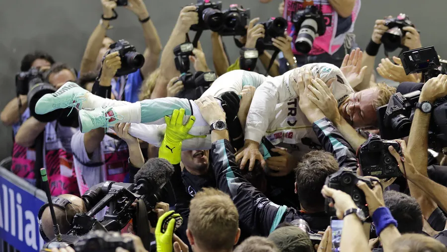 Nico Rosberg genießt nach dem Sieg das Bad in der Menge