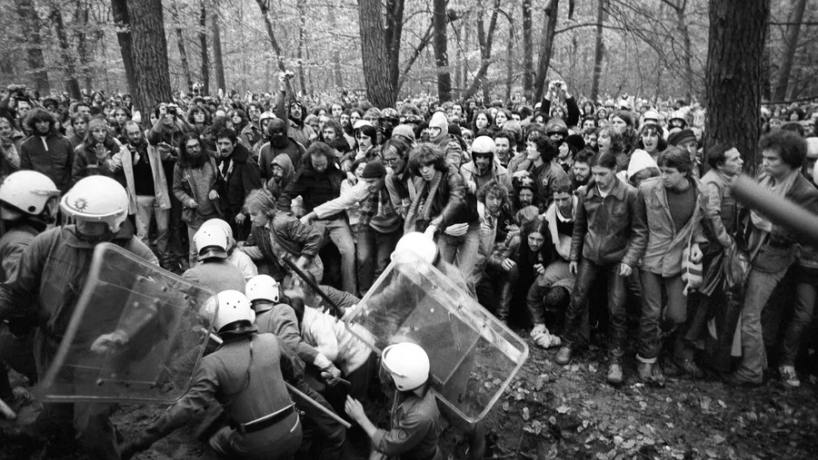 Konfrontativ: Eine Spezialeinheit der Polizei bei der Räumung am 2. November 1981