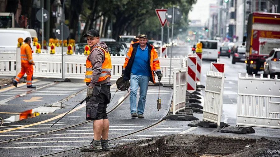 Bauarbeiterwesten als Zeichen für den Sommer: Die Stadt Frankfurt hat viele Bauprojekte in die Sommerferien gelegt.