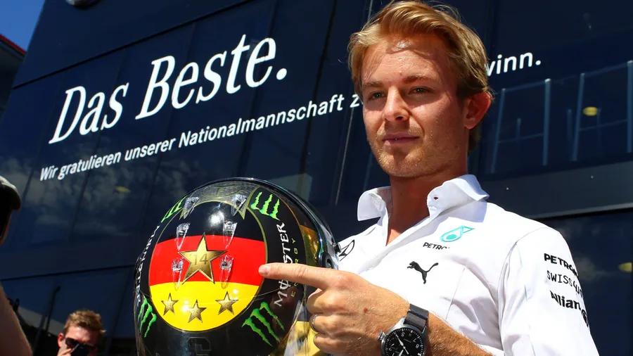 Vier Sterne und die deutschen Farben: Nico Rosberg zeigt in Hockenheim auf dem Helm Flagge