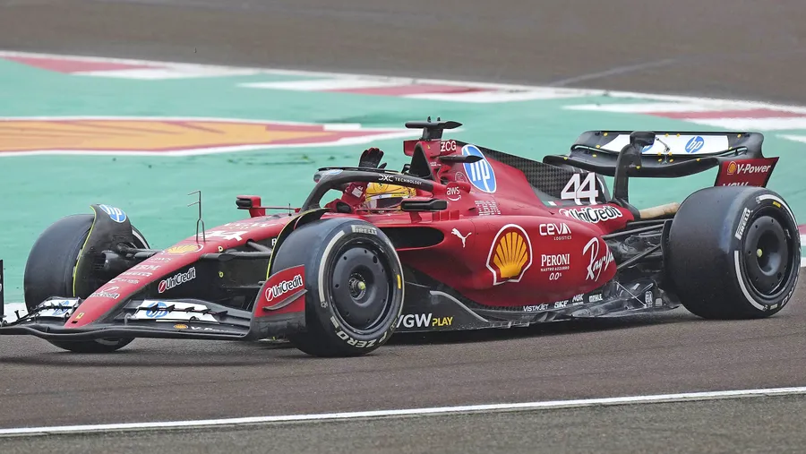 Hamilton und die Nummer 44: Der siebenmalige Weltmeister winkt aus dem Cockpit seines Ferraris.