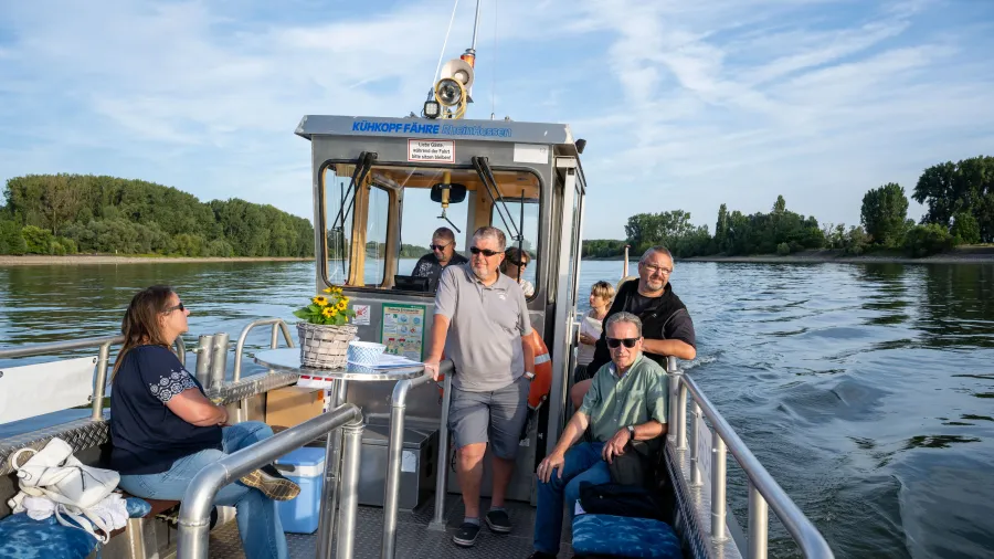 Testfahrt: Die künftige Kühkopf-Fähre ist mit Vereinsmitgliedern auf dem Rhein unterwegs.