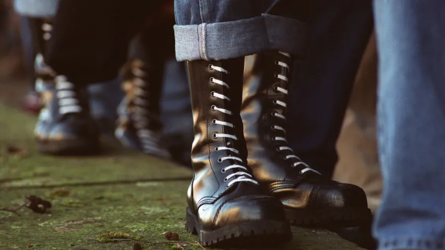 Springerstiefel mit weißen Schnürsenkeln bei einer Demonstration