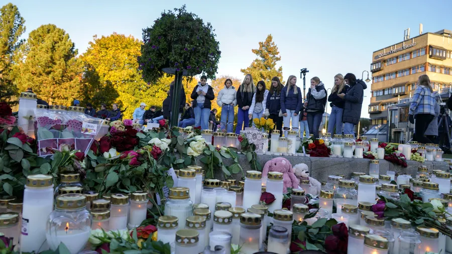 Die Einwohner von Kongsberg erinnern am Freitag den 15. Oktober mit Blumen und Kerzen an die Opfer des Anschlags