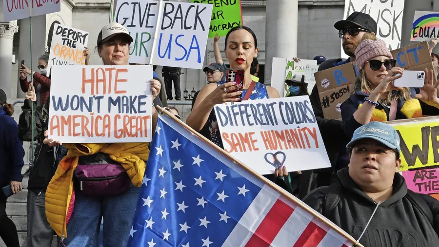 „Hass wird Amerika nicht großartig machen“: Demonstration in Los Angeles