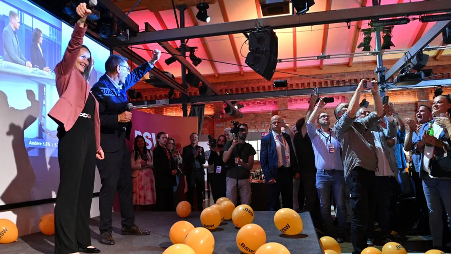 Die Spitzenkandidaten Claudia Wittig und Thomas Schulze jubeln am Sonntagabend auf der Wahlparty des BSW in Sachsen-Anhalt.