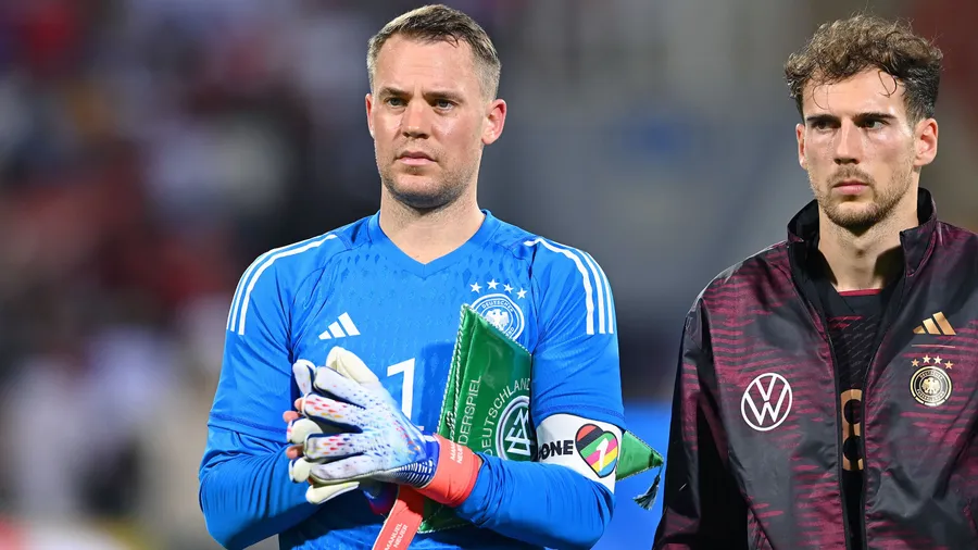 Vor der WM in Qatar noch mit der Binde am Arm: Nationalmannschaftskapitän Manuel Neuer (links)