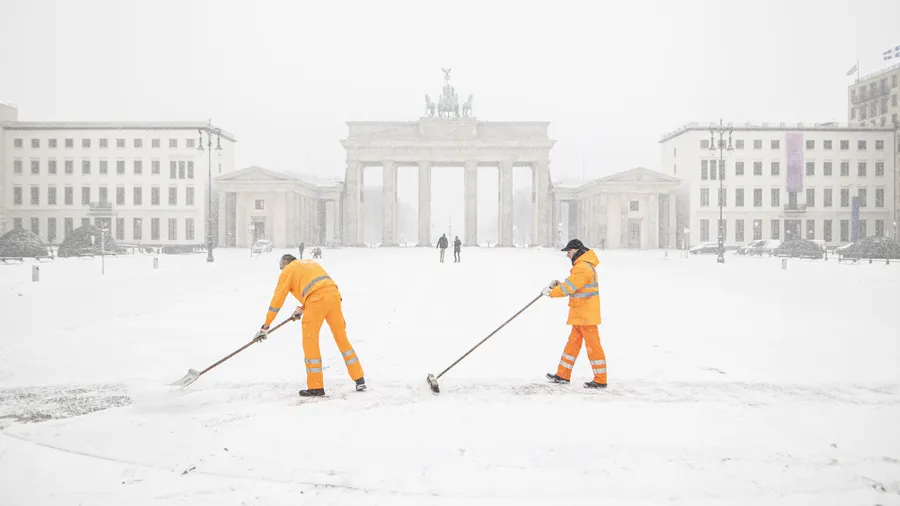 Zwei Mitarbeiter der Berliner Stadtreinigung auf dem Pariser Platz (Archivbild von 2021)