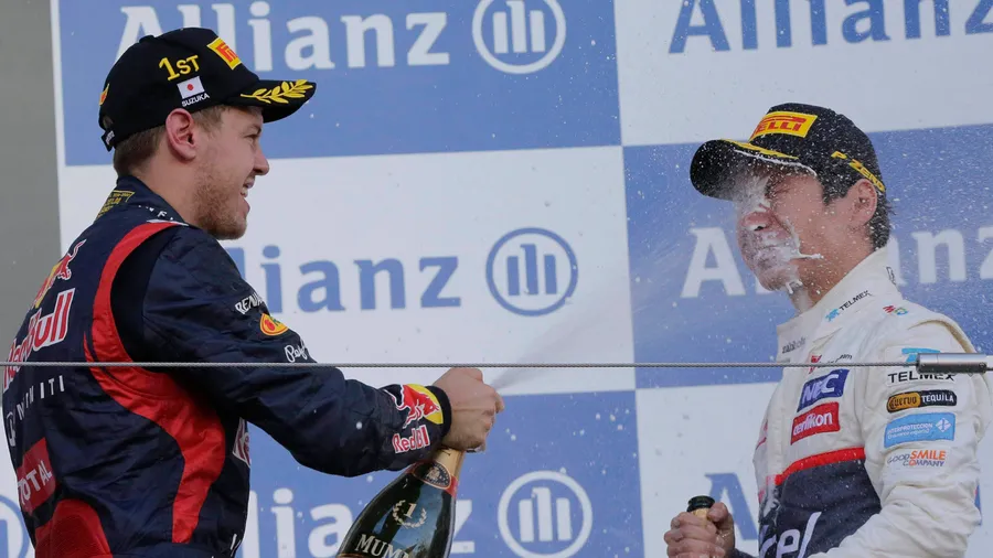 Er weiß, wie man Siege feiert: Vettel (im Foto links) nach seinem Erfolg in Suzuka