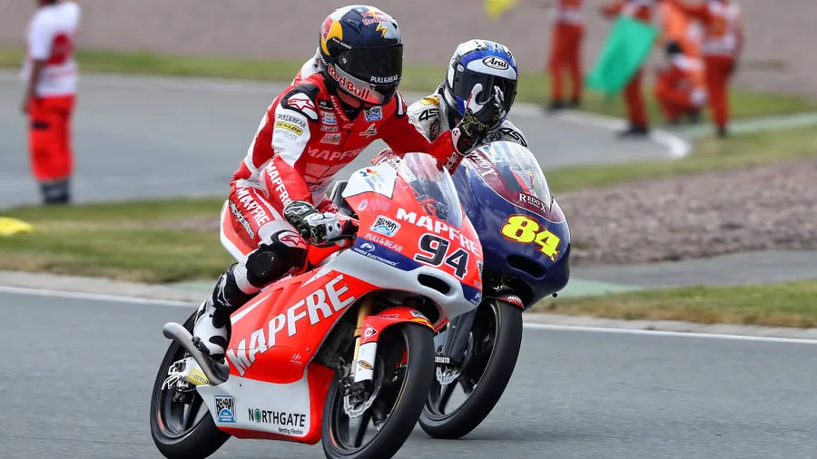 Zu groß für die kleine Maschine: Jonas Folger (im Vordergrund)