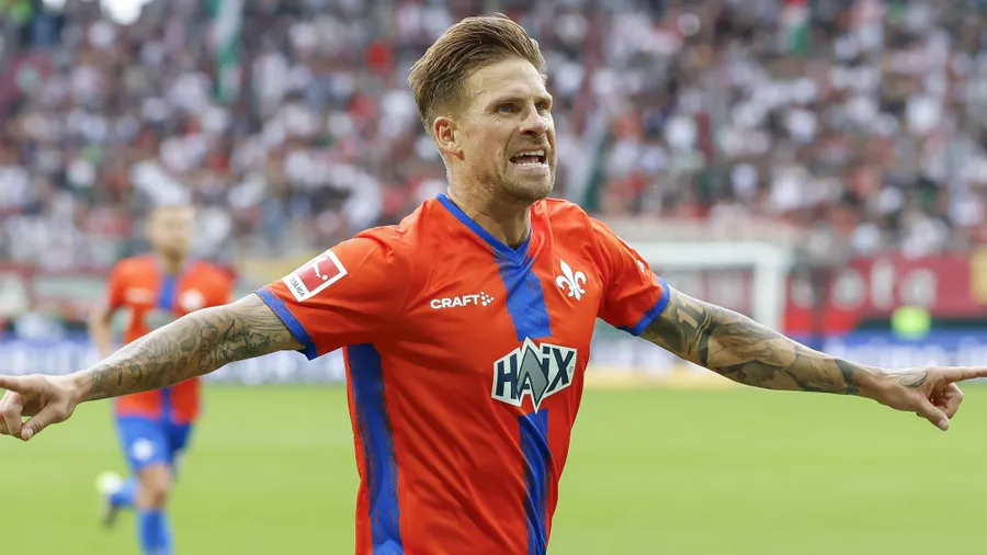 Der 34-jährige Tobias Kempe jubelt über sein Strafstoßtor zum 2:0 vergangenes Wochenende gegen Bremen.