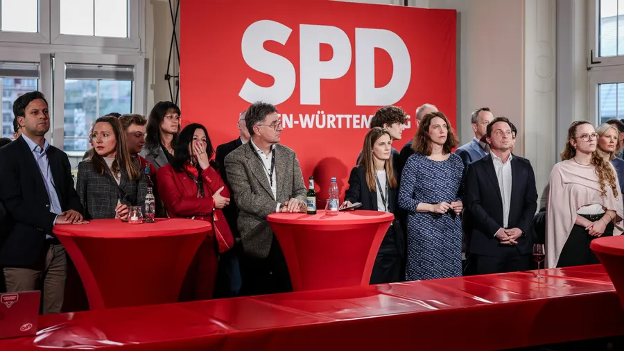 Parteimitglieder der SPD verfolgen am 8. März 2026 die ersten Hochrechnungen der Landtagswahl in Baden-Württemberg.
