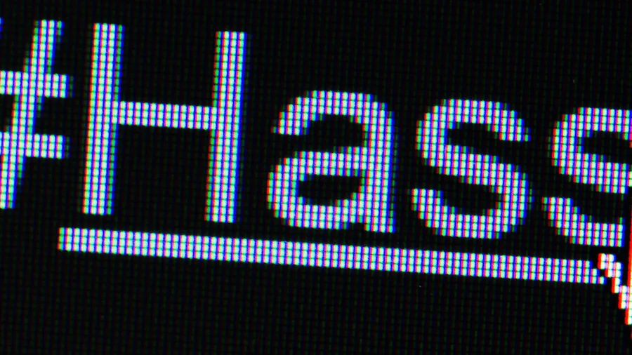 Gewaltbereit: Der Hashtag „Hass“ ist auf einem Bildschirm zu sehen.