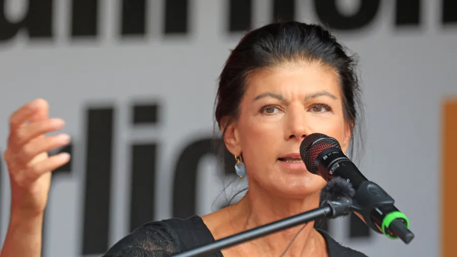 Sahra Wagenknecht spricht während einer Wahlkampfveranstaltung in Halberstadt am 29.8.26 auf der Bühne ihrer Partei.