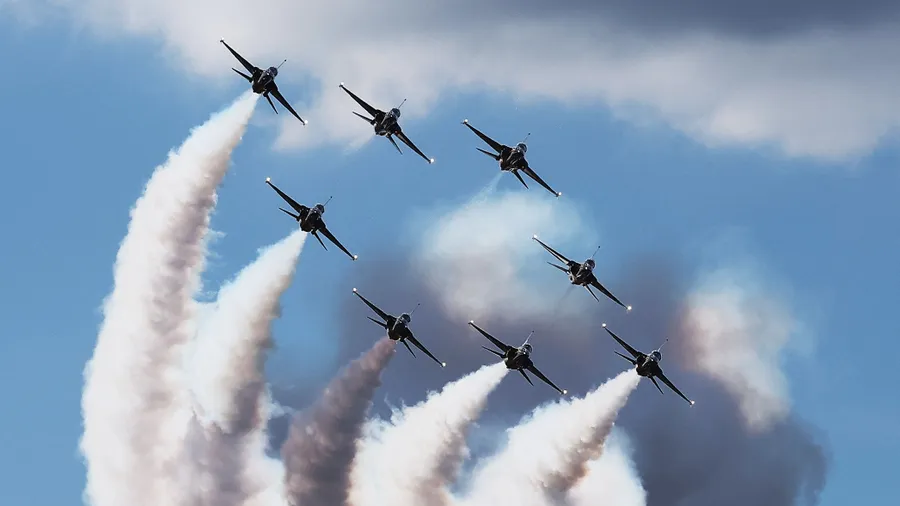 Noch geht es beim ersten Standort eines südkoreanischen Waffenproduzenten in Deutschland nicht um Kampfflugzeuge. Hier zeigen die Flugzeuge der „Black Eagles“, des Kunstflug-Teams der südkoreanischen Luftwaffe, bei der Waffenmesse in Seoul, was sie können.
