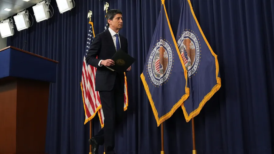 Der Chef Federal Reserve Board Chairman Kevin Warsh am Ende der Pressekonferenz, auf der er eine Leitzinserhöhung verkündete.