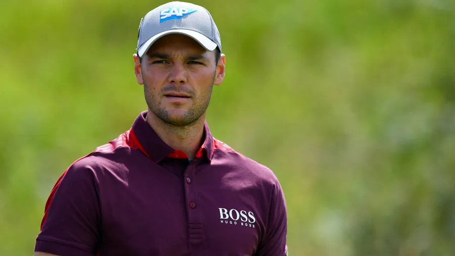 Deutschlands Golfstar Martin Kaymer wird wegen einer Schulterverletzung nicht beim vierten Major-Turnier in den Vereinigten Staaten an den Start gehen. Der 32-Jährige aus Mettmann teilte am Donnerstag mit, dass er die PGA Champion in Charlotte/Bundesstaat North Carolina (10. bis 13. August) auslassen wird. Auch an der World Golf Championship in Akron/Ohio eine Woche vorher nimmt er nicht teil. Bereits in der vergangenen Woche hatte der zweimalige Major-Sieger bei der British Open nur unter Schmerzen gespielt.  „Ich habe bereits seit geraumer Zeit eine Entzündung in der Bizepssehne und im Bereich der linken Schulter, die beim Spielen zu größeren Schmerzen geführt hat“, teilte Kaymer mit. Eine eingehende Untersuchung habe aber nun ergeben, dass keine signifikante Besserung eingetreten sei. (dpa)