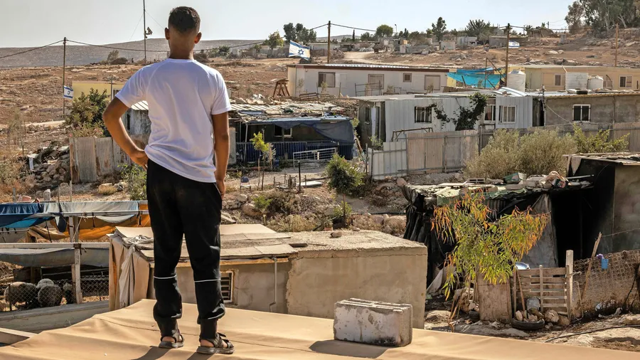 Ein Palästinenser aus Umm al Kheir schaut auf die immer näher rückende israelische Siedlung