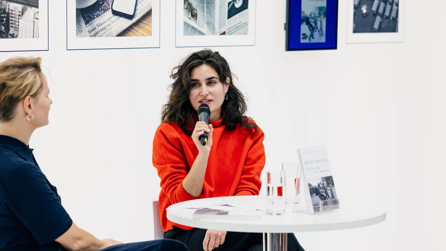 Samira Akbarian (r.) im Gespräch mit Kira Kramer am Stand der F.A.Z. auf der Frankfurter Buchmesse 2024
