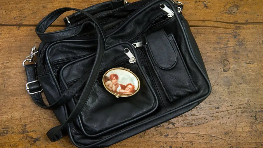Gerhards schwarze Handtasche und Roswithas Pillendöschen.Alles andere blieb an Bord