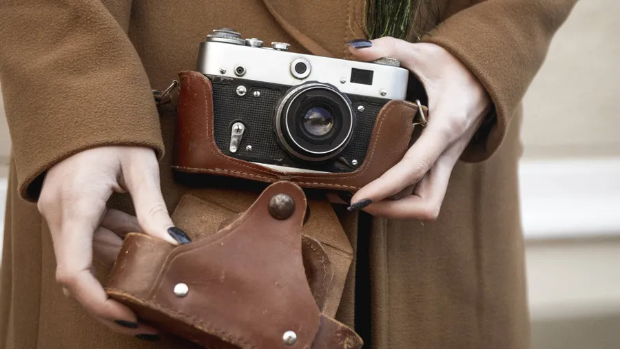 Mit echtem Film: Die Spiegelreflexkamera aus den Siebzigern nimmt die neue Retrokultur auf – besonders mit einer Ledertasche.