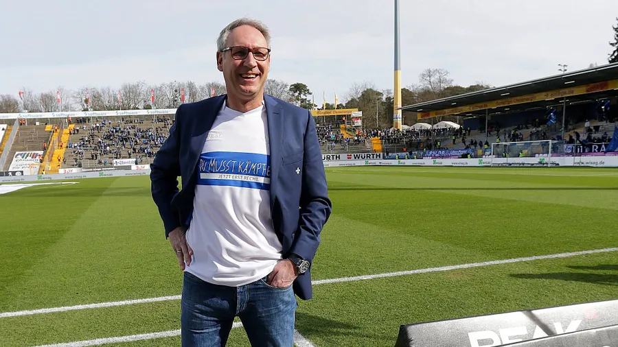 „Lilien“-Präsident Fritsch mit dem Motto der Lilien auf dem T-Shirt