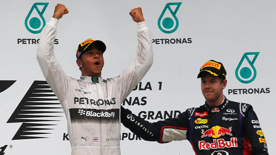 Einmal den Sieger anfassen: Lewis Hamilton steht dort, wo Sebastian Vettel sonst immer stand