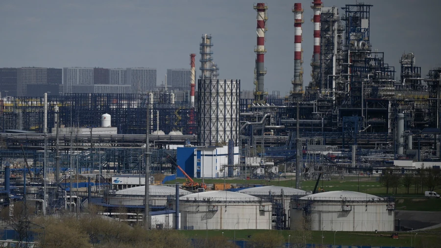 Ruhig liegt sie da: russische Raffinerie am Rande von Moskau